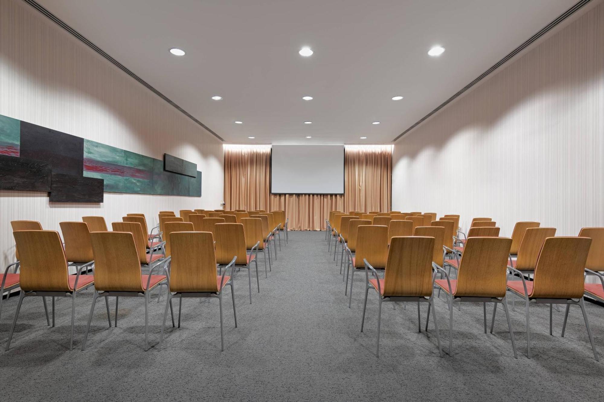 Hotel Leonardo Royal Forum 4*